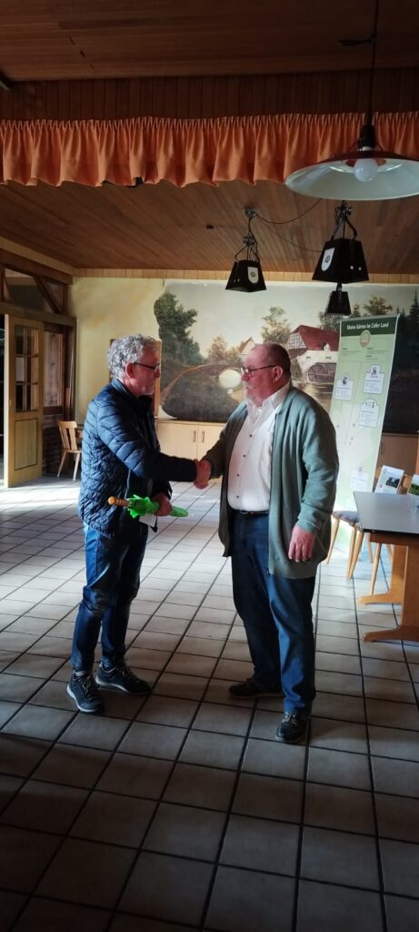BV Celle: Vorsitzender Burkhard Balkenhol (rechts) verabschiedet den stellv. Schriftführer Manfred Macher.