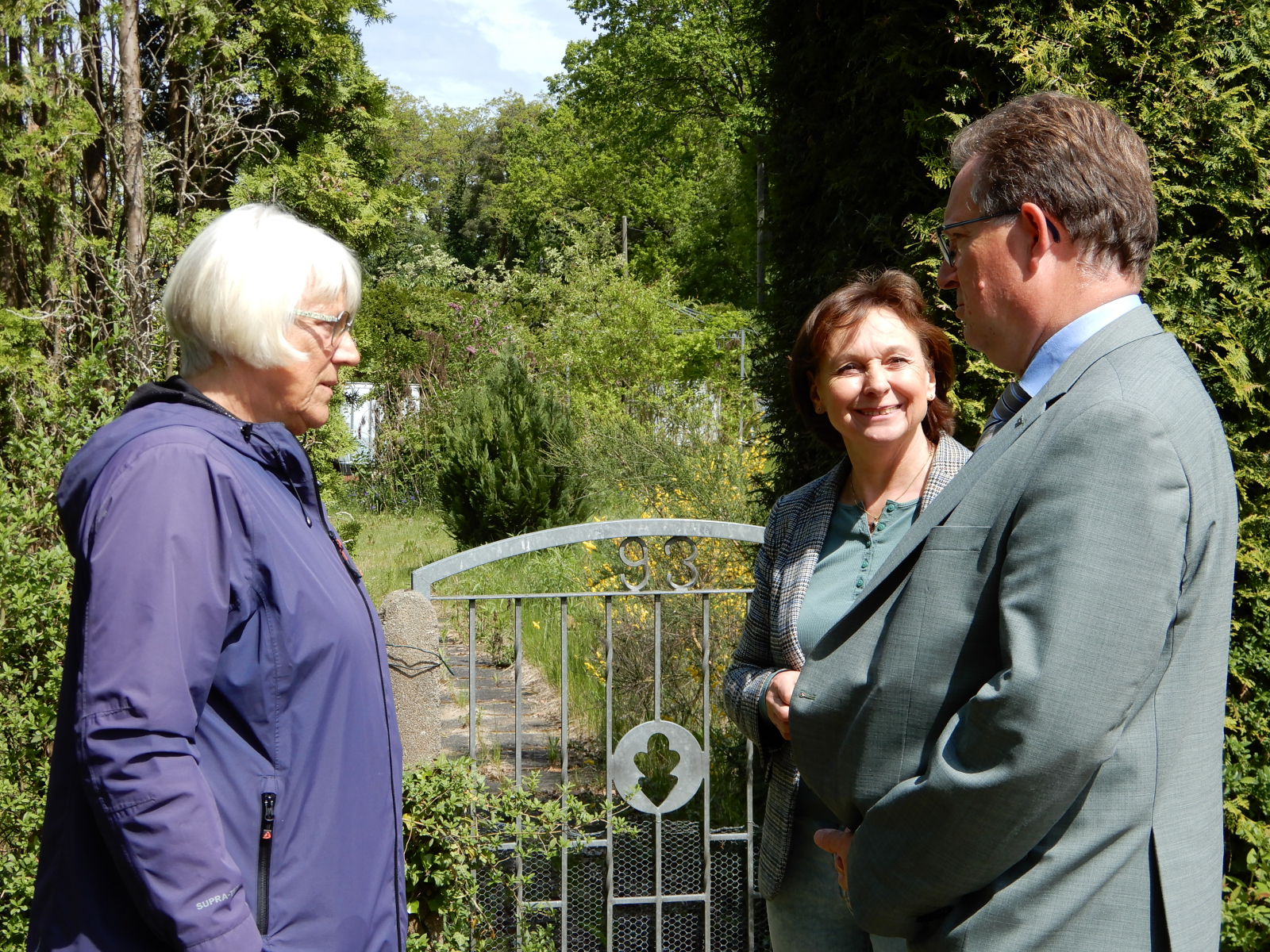 Barbara Prellwitz (Vorsitzende KGV Kiebitzsee), Sabine Butschbach (Vorsitzende KGV Hollenkamp) und Bürgermeister Torsten Harms beim Informationsaustausch.