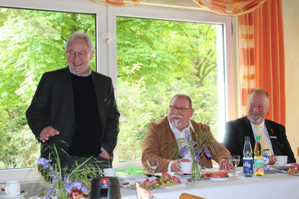LNG Präsident Hansjörg Kefeder, BV Celle Vorsitzender Burkhard Balkenhol und stellv. Landrat Charles M. Sievers hatten sichtlich Spaß bei der Beantwortung von Fragen.