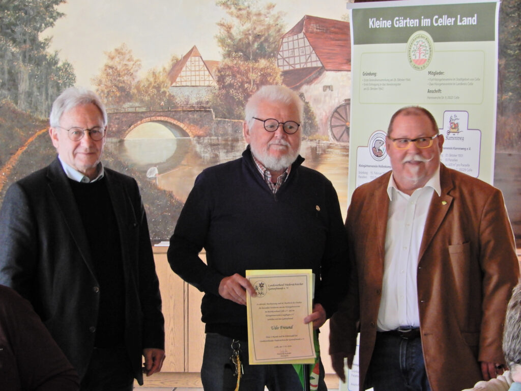 Hansjörg Kefeder, Präsident des LNG (links) und Burkhard Balkenhol, Vorsitzender des BV Celle (rechts) ehren Gartenfreund Udo Freund.