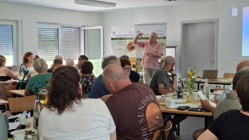 Referent Guido Beneke erläutert den Teilnehmern die Förderungsmöglichkeiten bei Projekten.